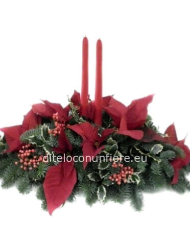 Composizione centrotavola con candela, abete e fiori di stella di natale